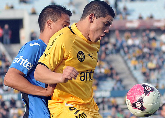 FUTBOL URUGUAYO : LA LUCHA POR LA ANUAL ENTRE PEÑAROL Y LIVERPOOL 